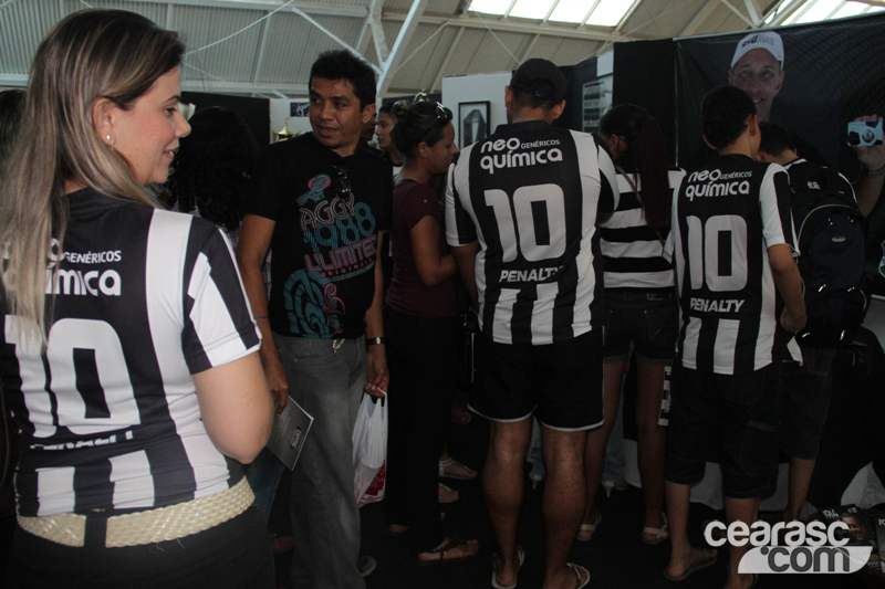 [28-07] Atacante Mota visita Exposição Clubes do Coração - 6