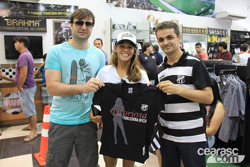 [09-11] Isabela Sousa visita loja oficial e é homenageada - 4
