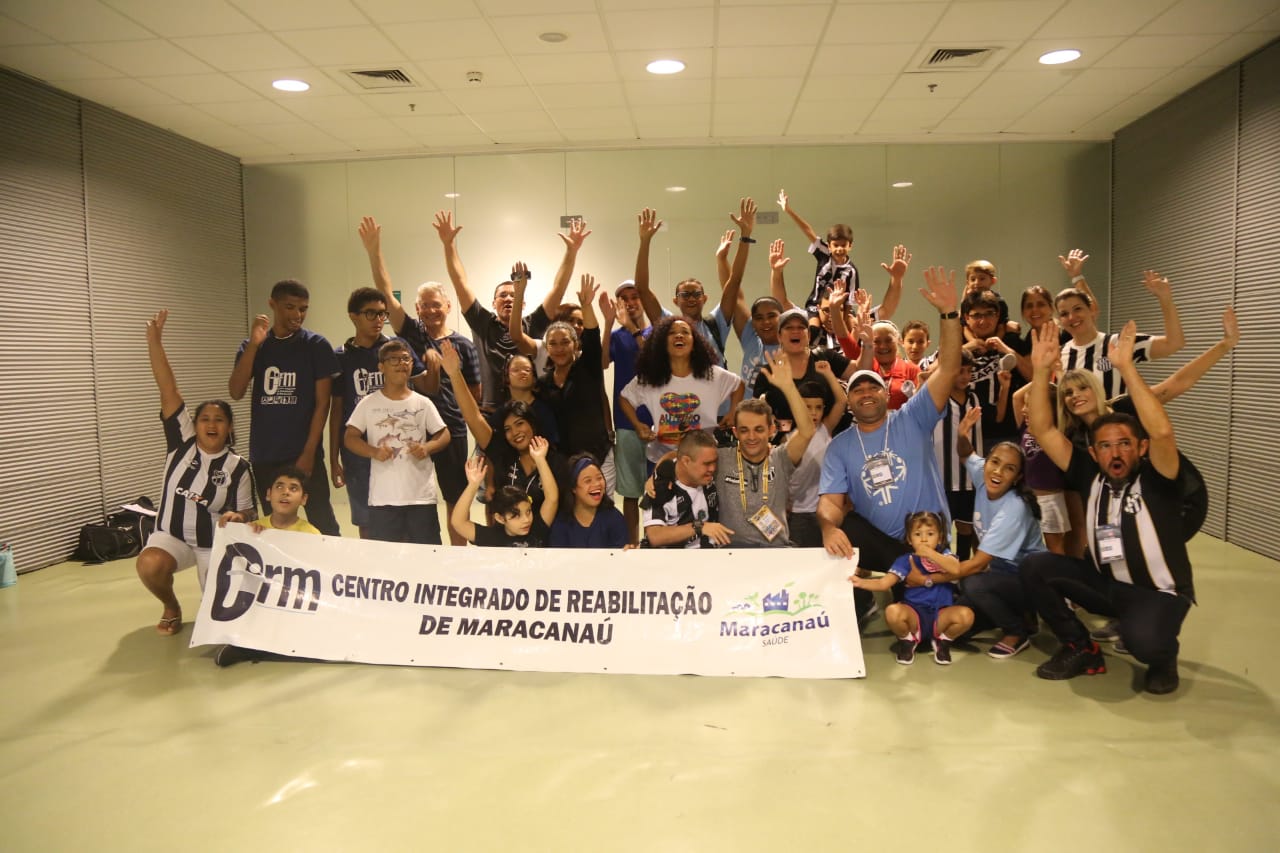 Vozão Solidário: Elenco entrou, em campo, acompanhado de crianças e adolescentes autistas