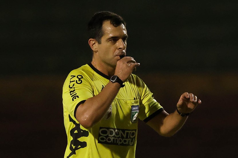 Thiago Luís Scarascati apita o confronto entre Sampaio Corrêa/MA e Ceará