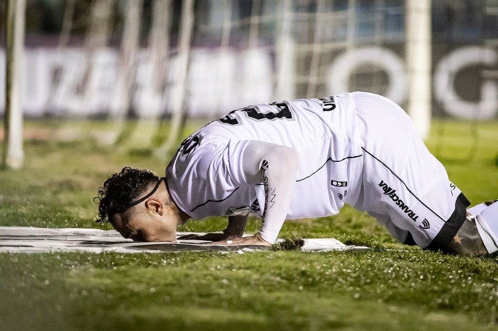 Vina alcança a marca de 50 gols pelo Ceará e se ratifica em lista dos maiores goleadores da história alvinegra