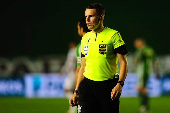Árbitro Paulo César Zanovelli (FIFA) apita o duelo entre Grêmio Novorizontino/SP e Ceará