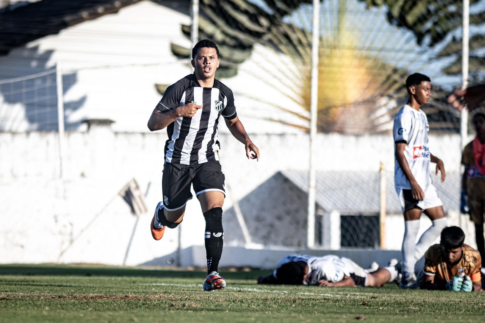 Sub-15: Ceará vira contra o Tirol e larga em vantagem na semifinal do Cearense