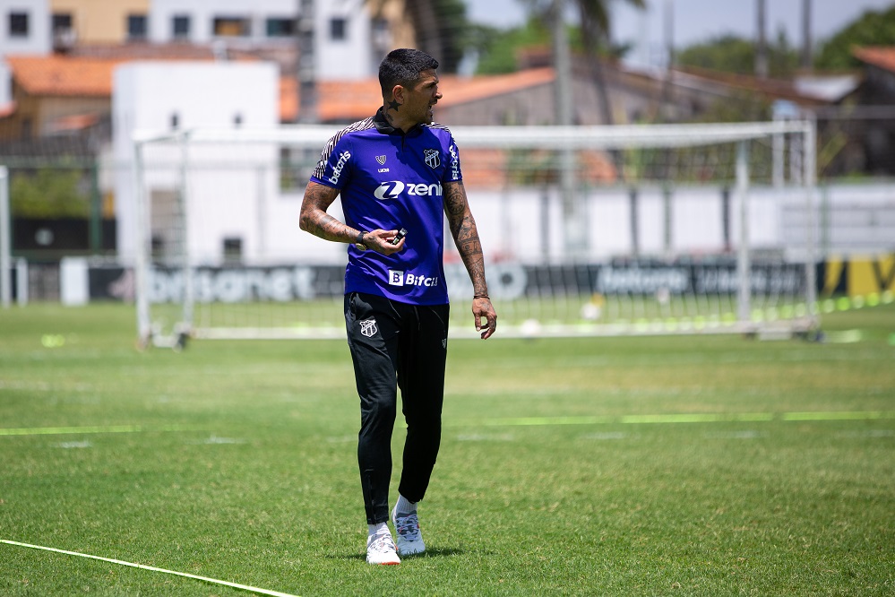 Antes da viagem para Curitiba, Lucho González comanda treino tático em Porangabuçu