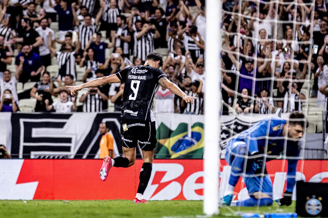Camp. Brasileiro: Estreando em casa na competição, Ceará vence Grêmio por 2x0