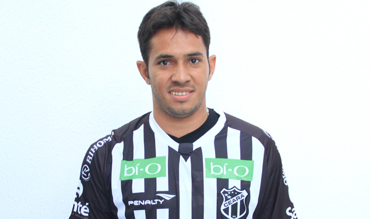 Atacante Assisinho é o primeiro reforço do Ceará para 2014