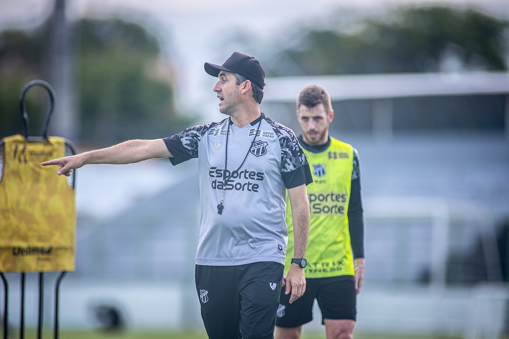 Em Porangabuçu, Condé orienta mais um treino de preparação para confronto com o Maracanã