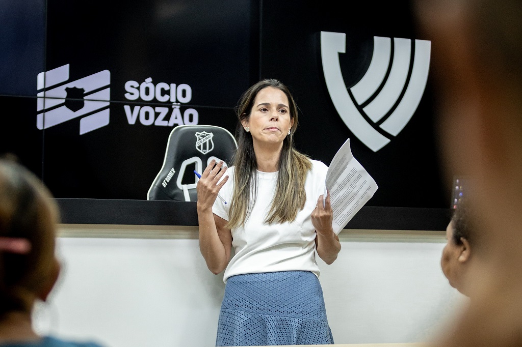 Ceará doa cestas básicas e oferta palestra sobre benefícios sociais para moradores da Comunidade do Kanal