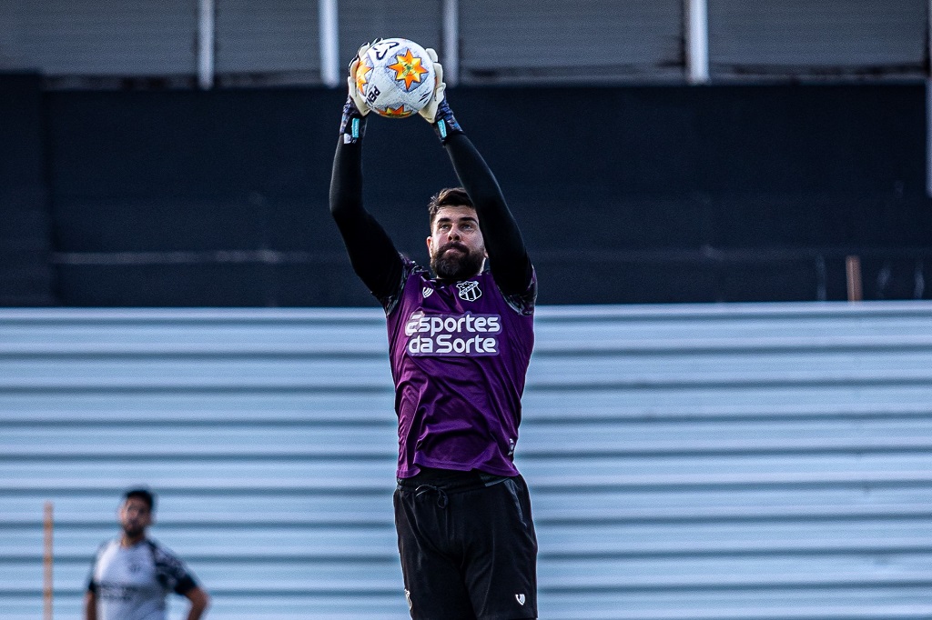 Elenco Sub-17 do Ceará participa de treino com profissionais do Mais Querido