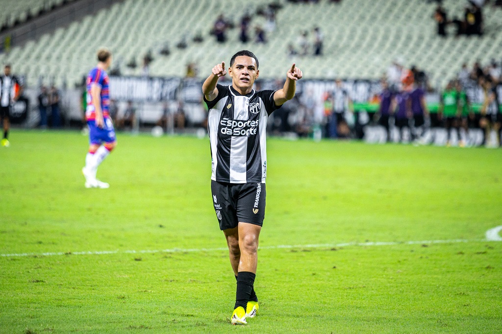Eleito melhor em campo no Clássico-Rei, Melk celebra: “Momento incrível”