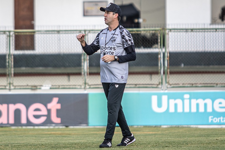 Léo Condé orienta treino coletivo antes da viagem para Florianópolis