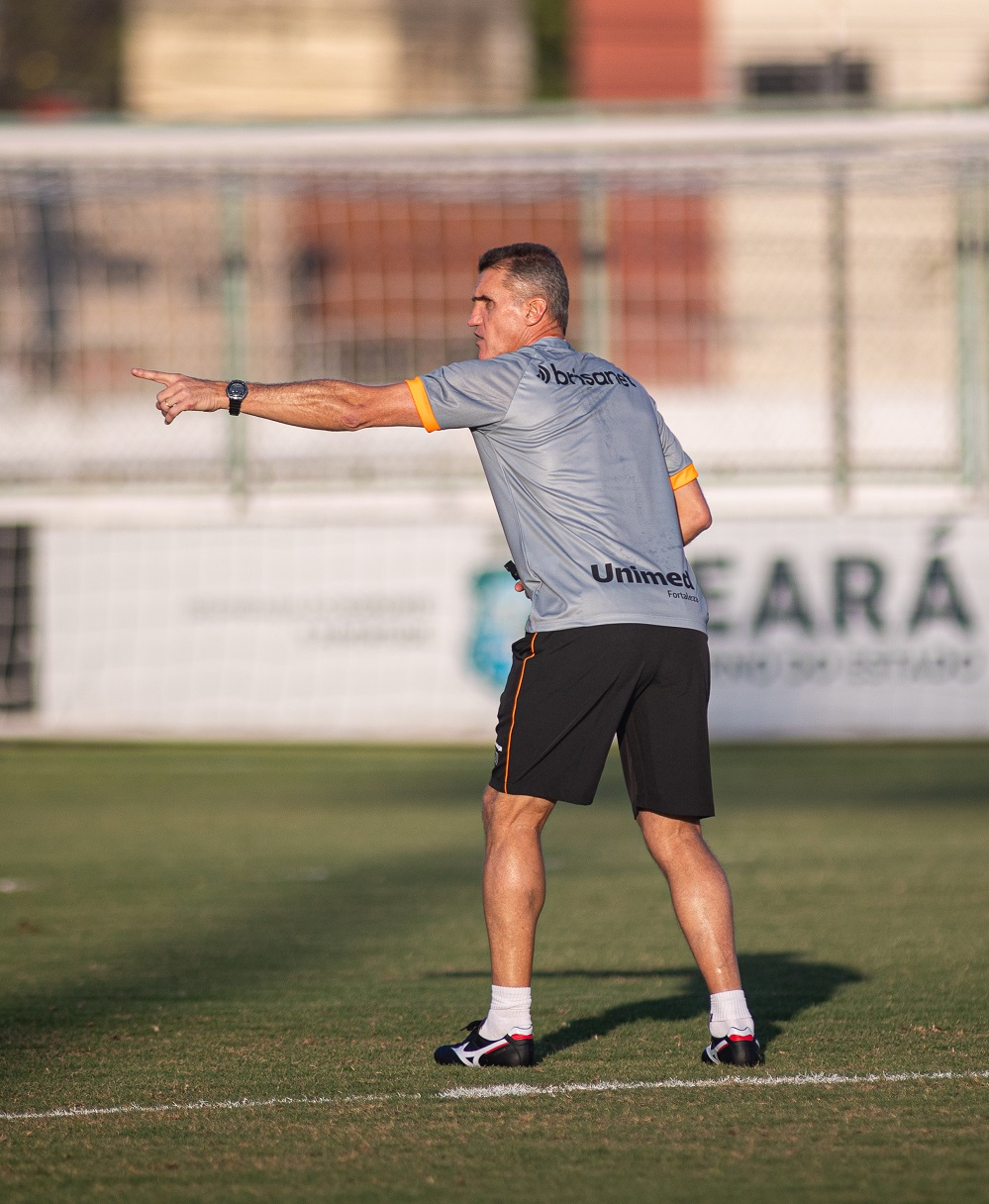 Vagner Mancini orienta treino coletivo de olho no Atlético/GO