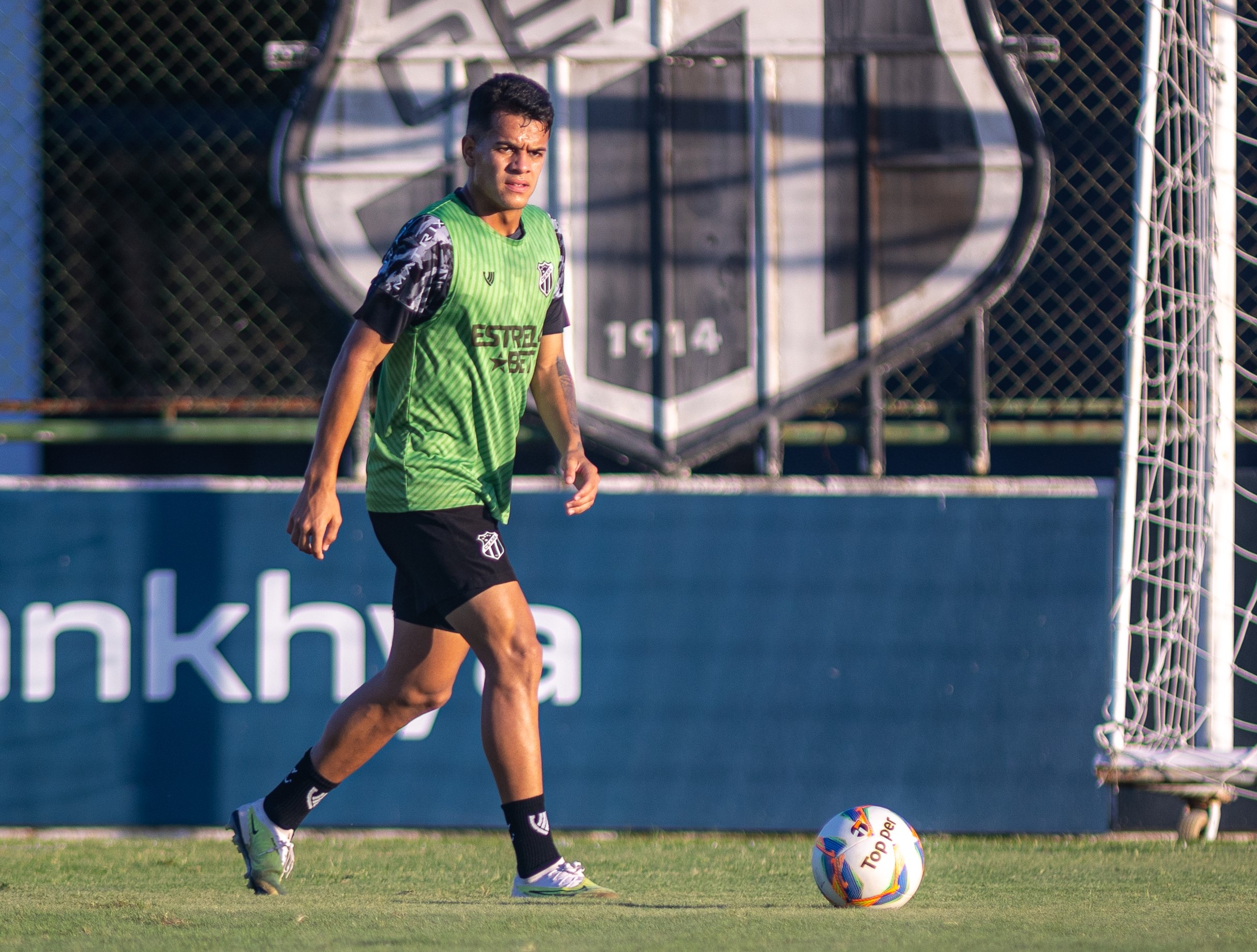 Jotavê, lateral-direito, fala de sua experiência em treinar junto ao elenco profissional