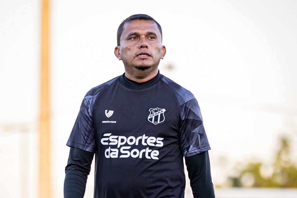 Preparador físico, Roberto Farias caracteriza trabalhos e cita interferência de período sem jogos para o elenco alvinegro