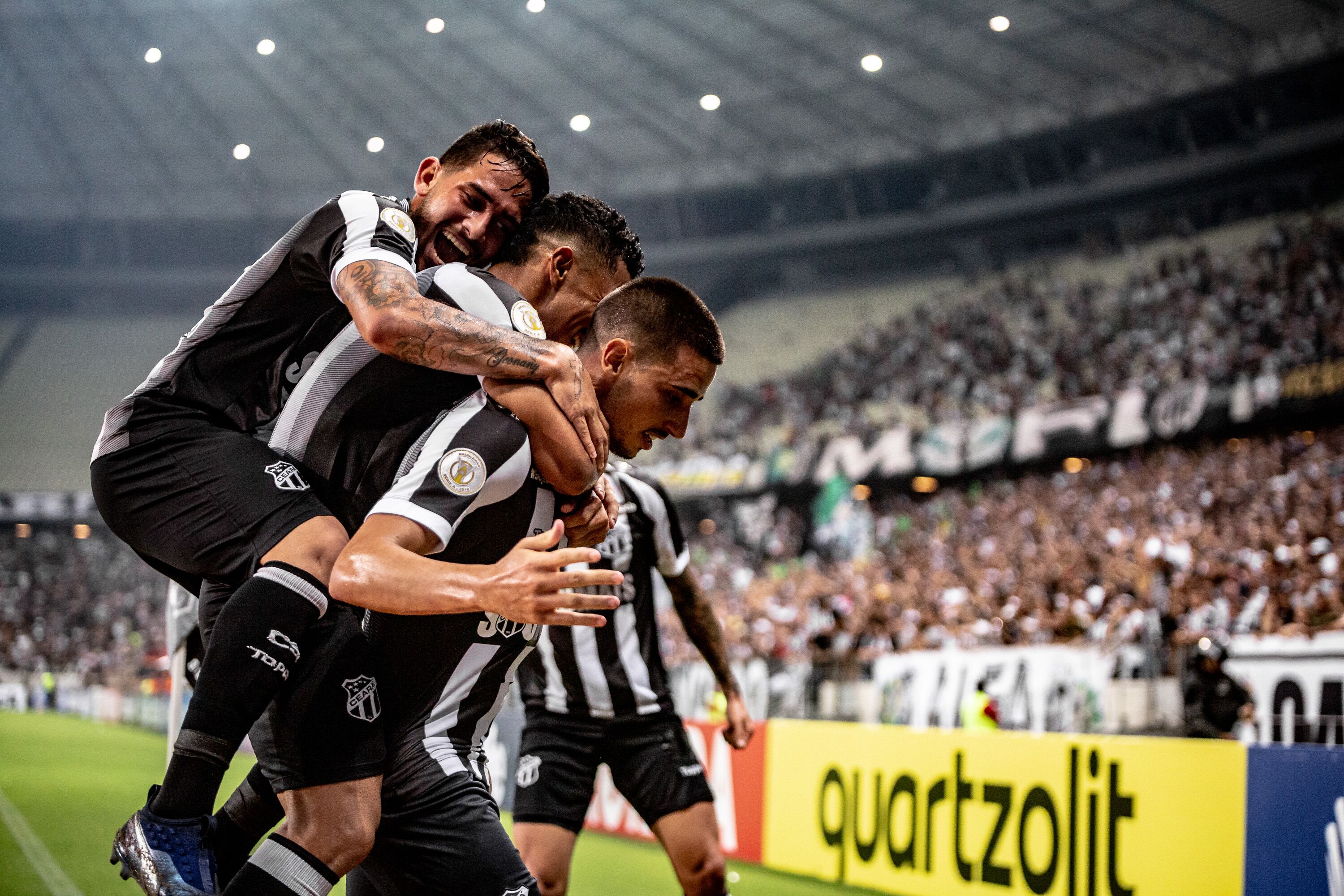 No Castelão, Ceará faz bom jogo coletivo e vence o Grêmio por 2 a 1