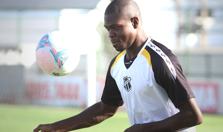 Zagueiro Diego Ivo comemora reestreia e espera sequência