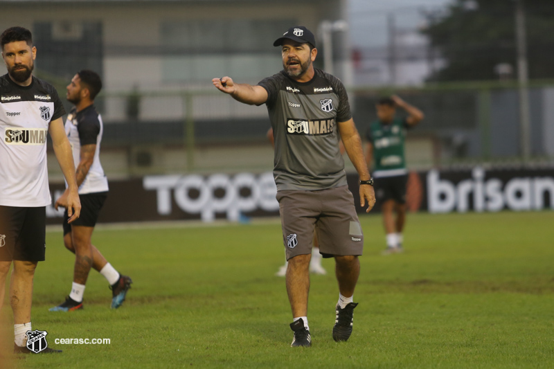 Enderson Moreira prega respeito ao momento do Palmeiras e diz acreditar em um bom resultado 