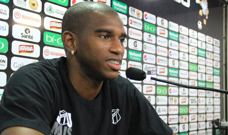 Lateral-direito Hélder acerta com o Vozão e é apresentado