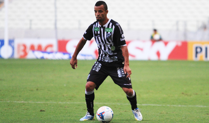 Lateral-esquerdo Hélder Santos não vai enfrentar a Chapecoense