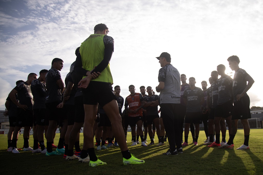 Em sábado ensolarado, elenco do Ceará treina pela penúltima vez antes do duelo contra o Bahia/BA
