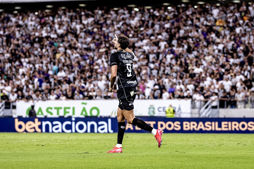 Pedro Raul celebra o sétimo gol em oito jogos pelo Ceará e primeira vitória alvinegra na Série A: “Especial demais”