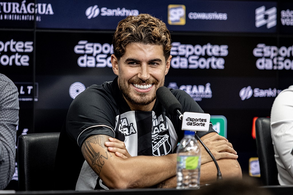 Pedro Raul é apresentado oficialmente e fala pela primeira vez como novo camisa 9 do Mais Querido