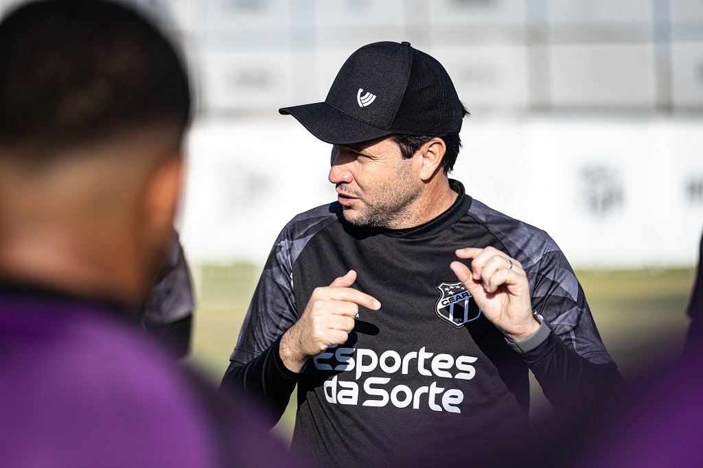 No penúltimo dia de trabalhos da semana alvinegra, Daniel Paulista comanda treinamento coletivo