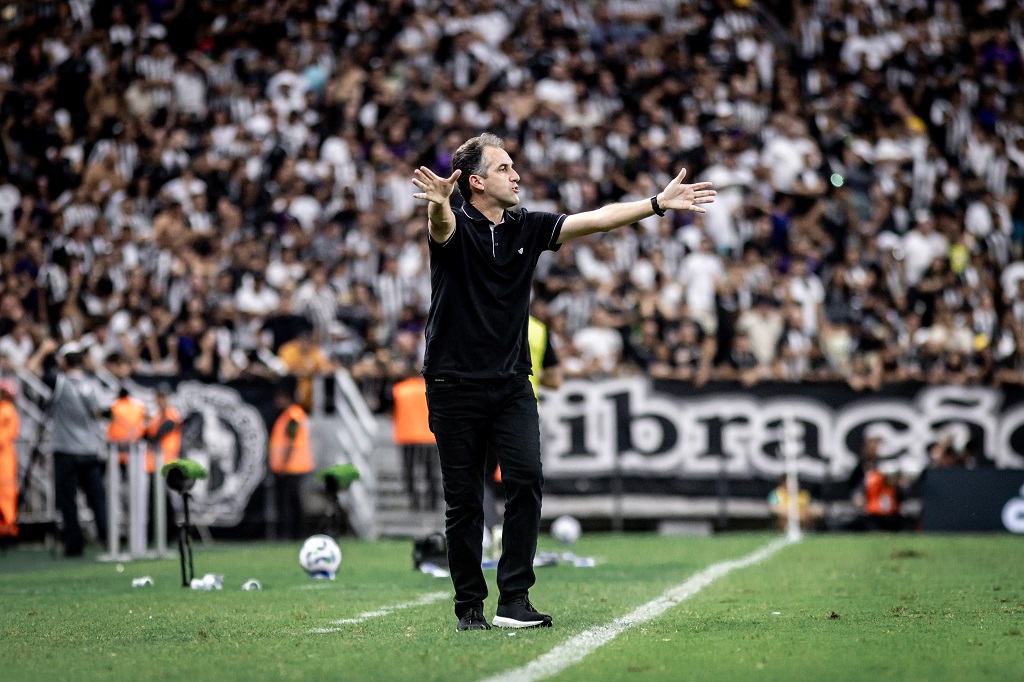 Condé enaltece apoio da Nação Alvinegra na partida diante do Internacional: “Passaram uma energia muito grande para o campo"