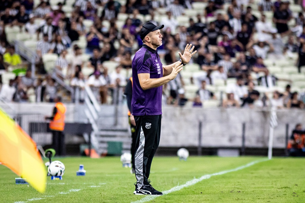 Após estreia, Mozart cita mobilização coletiva para a disputa da Série B: “Encarar todo jogo como uma final”