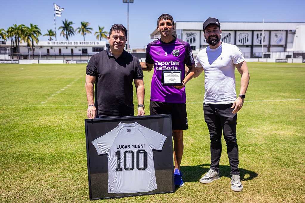 Lucas Mugni recebe homenagem pelos 100 jogos disputados com a camisa alvinegra