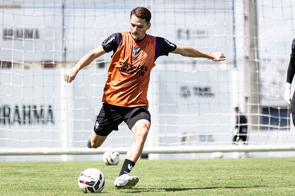 Antes do embarque para Santa Catarina, elenco alvinegro realiza mais um treino para enfrentar o Criciúma