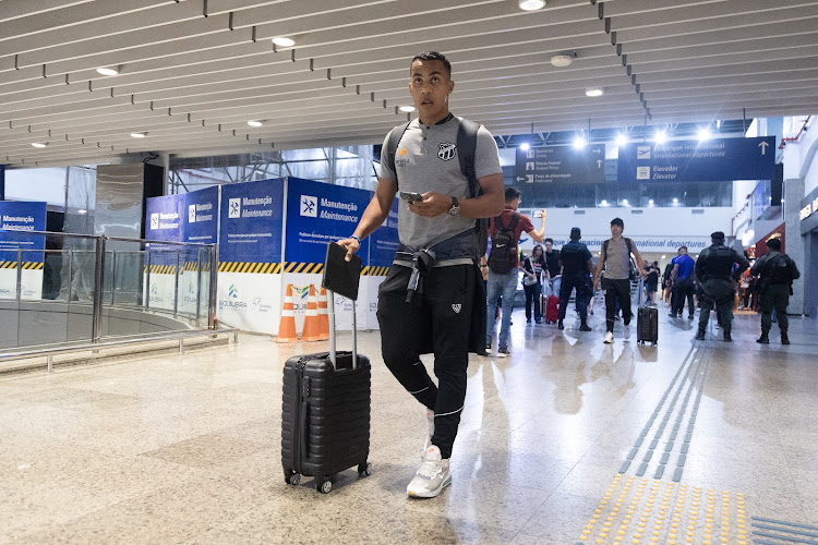 Com apoio da torcida no aeroporto, elenco alvinegro embarca para o confronto com o Tombense