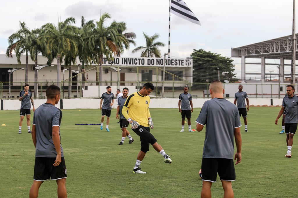 Elenco Alvinegro faz primeiro treinamento em campo de 2020