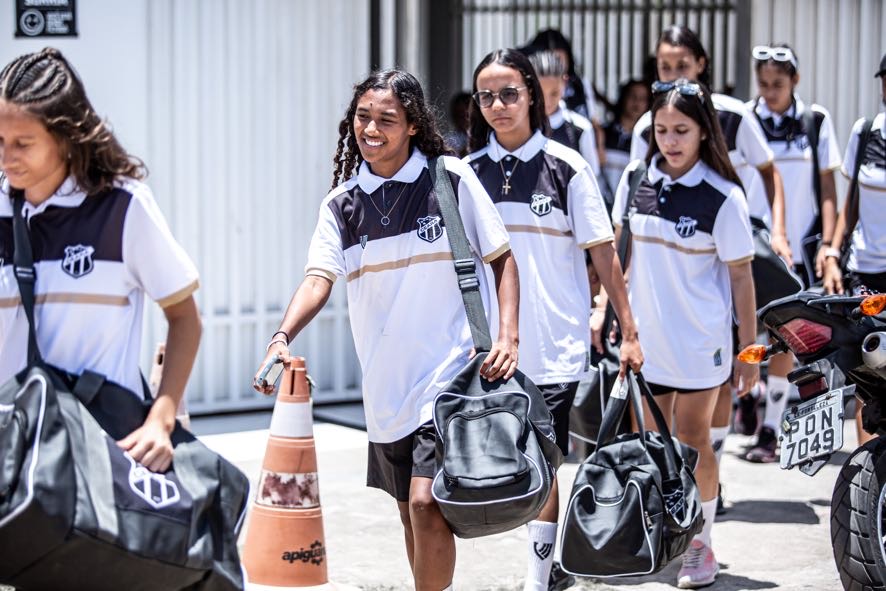 Fut. Feminino Sub-17: Elenco alvinegro embarca para Juazeiro do Norte para o primeiro jogo das semifinais do Estadual