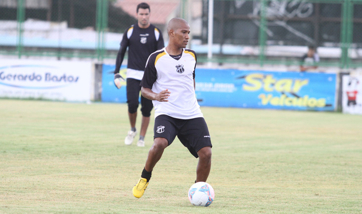 João Marcos pode voltar ao time no jogo de domingo