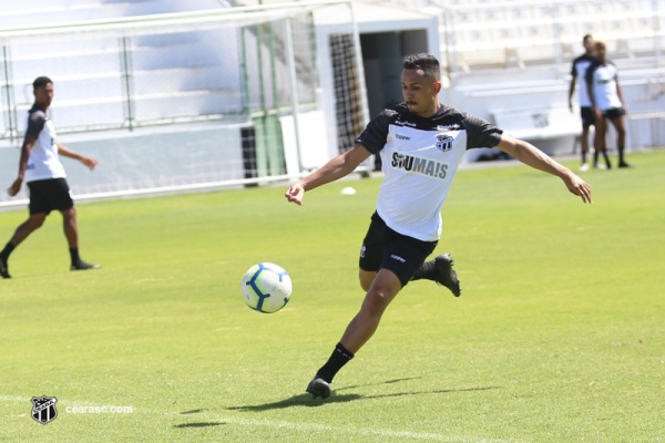 Elenco tem manhã de trabalho no Estádio Vovozão 