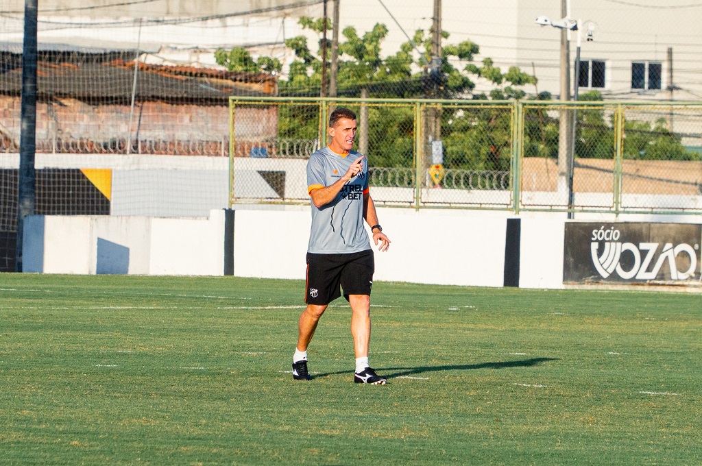 Em seu primeiro treino no Mais Querido, Vagner Mancini comanda atividade tática