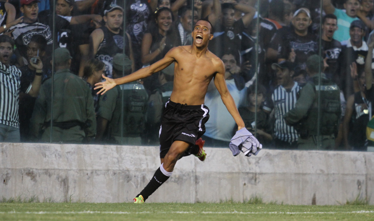 Atacante Pingo fala sobre emoção ao marcar o gol da vitória
