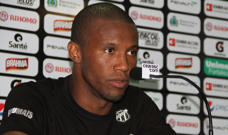 Com fama de artilheiro, zagueiro Rafael Vaz é apresentado