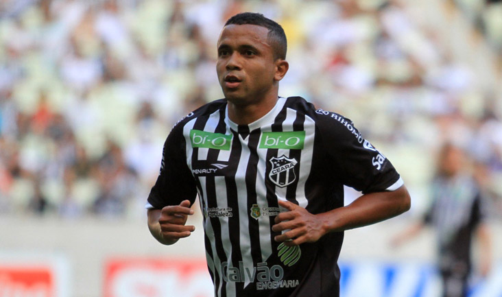 Rogerinho recebeu terceiro cartão amarelo e não encara o Palmeiras