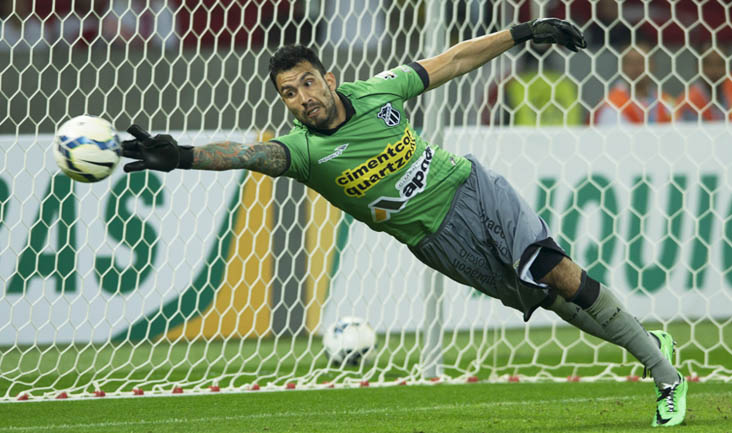 Grande atuação e cotovelada sofrida marcam reestreia do goleiro Tiago