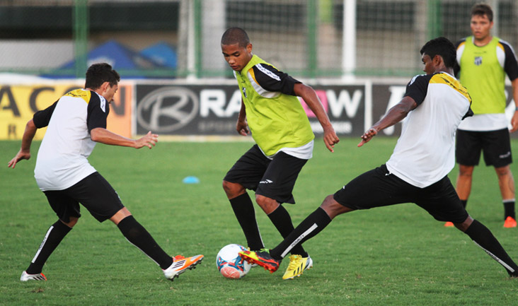 Após desembarcar, elenco do Ceará treinou em Porangabuçu