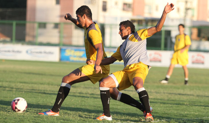 Técnico Ricardinho realiza treino técnico/tático no Vovozão