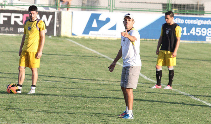 Ricardinho comandou treino coletivo com o grupo