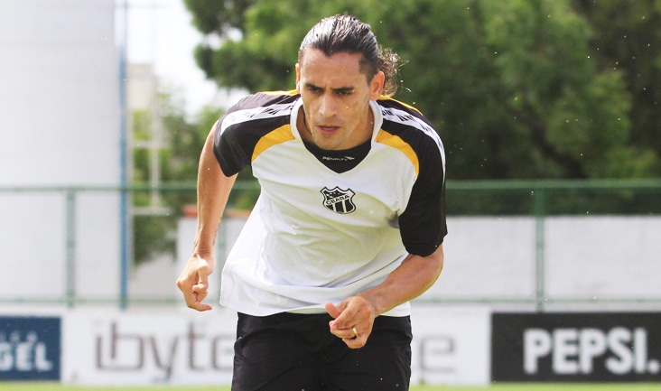 Lateral-esquerdo Vicente volta a trabalhar com bola