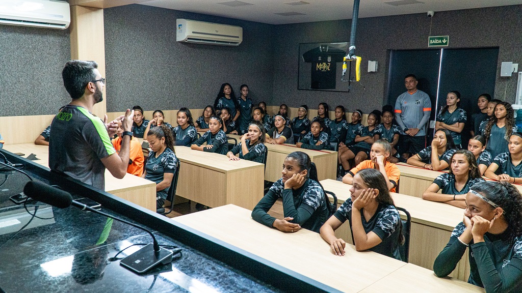 Fut. Feminino: Elencos Sub-15 e Sub-17 participam de media training com a equipe de assessoria de imprensa