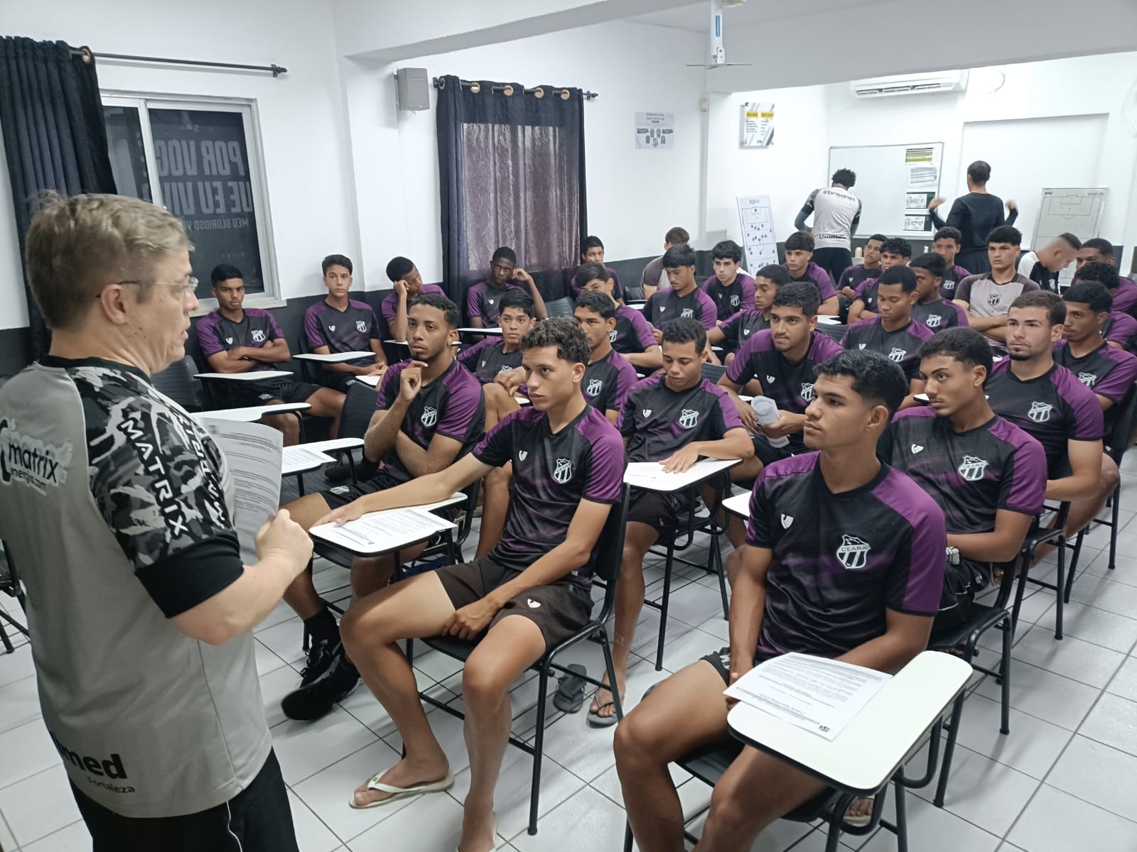 Atletas da base do Ceará passam por avaliações odontológicas na Cidade Vozão