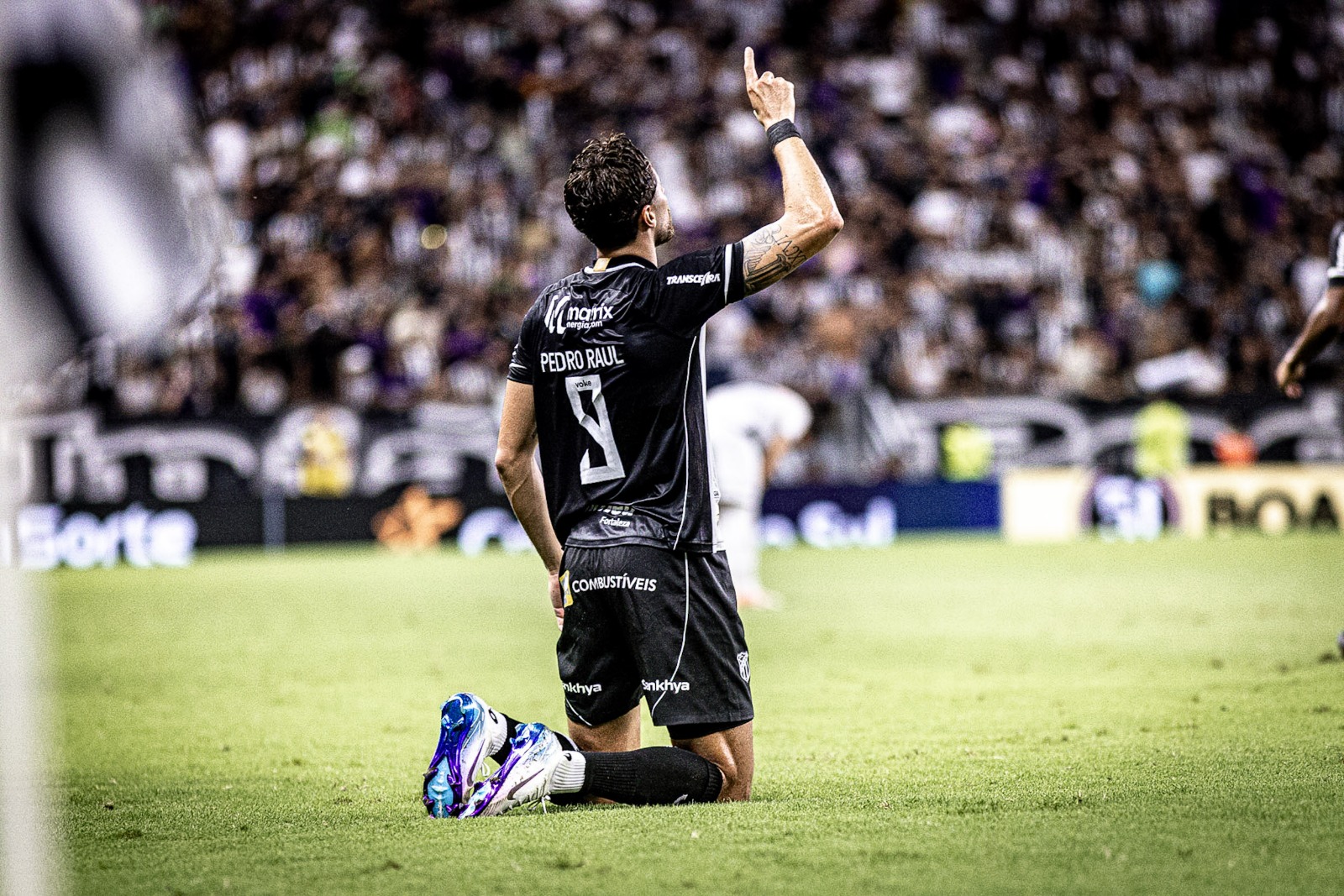 Artilheiro do Brasileirão, Pedro Raul celebra momento pelo Ceará e diz: "Ajudar com gols é o que posso fazer"