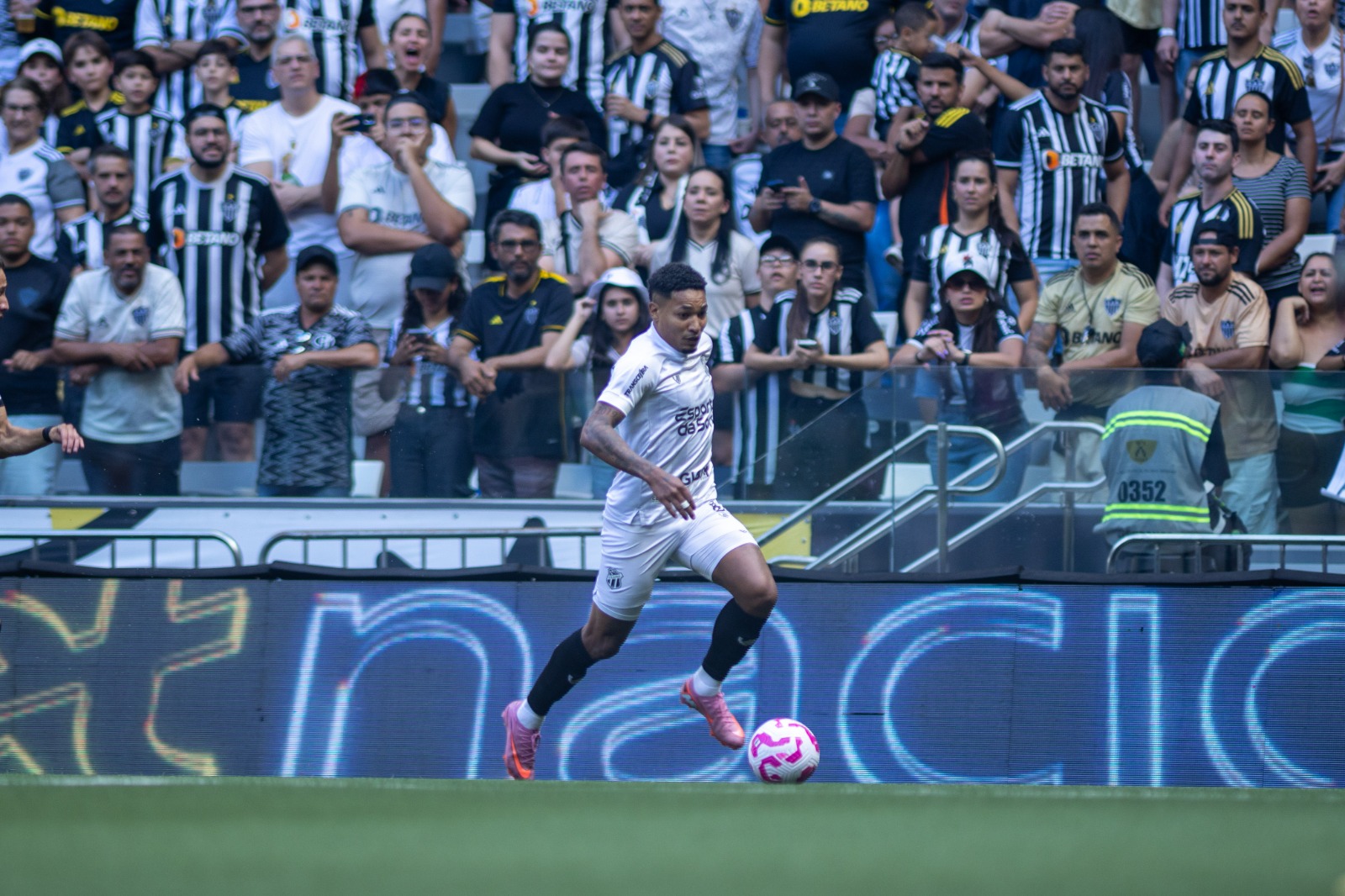 Camp. Brasileiro: Ceará sofre gol no início do jogo, luta até o final, mas é superado pelo Atlético/MG