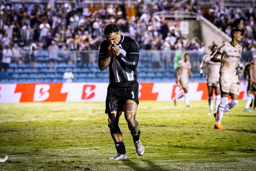 Na véspera do aniversário, Vina marca contra o Jacuipense e se declara ao Vozão: “O futebol me fez amar o Ceará”